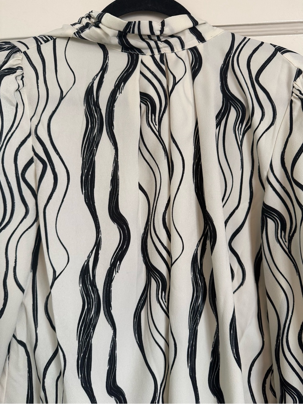 Adrianna Papell Ivory & Black Abstract Brush Tie-Neck Blouse | Small - Picture 13 of 14